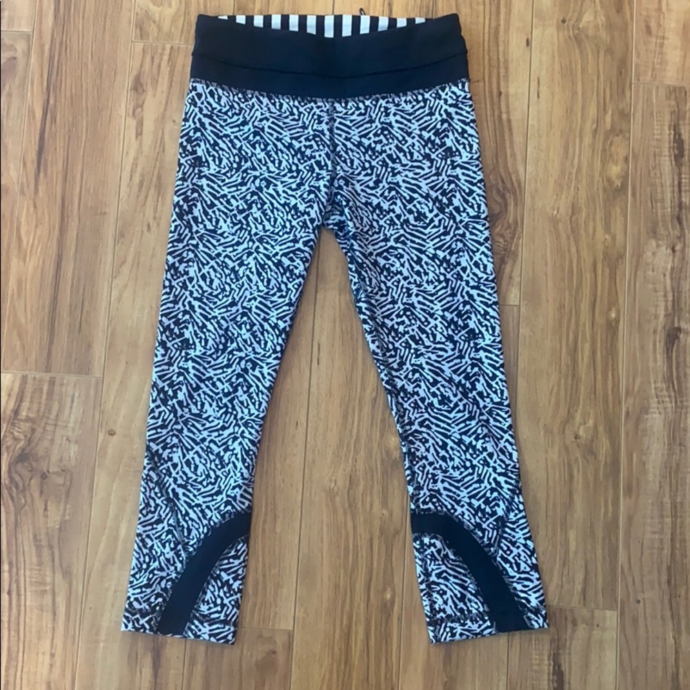 Lululemon size 4 black white cropped leggings